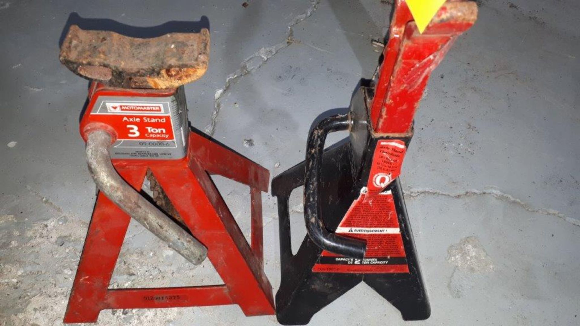 LOT: (2) Axle Stands ( 2 & 3 tons)