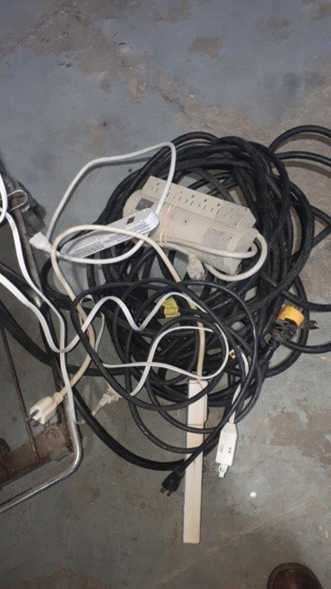 LOT: Assorted Extensions, Wires, etc. c/w cart - Image 5 of 5