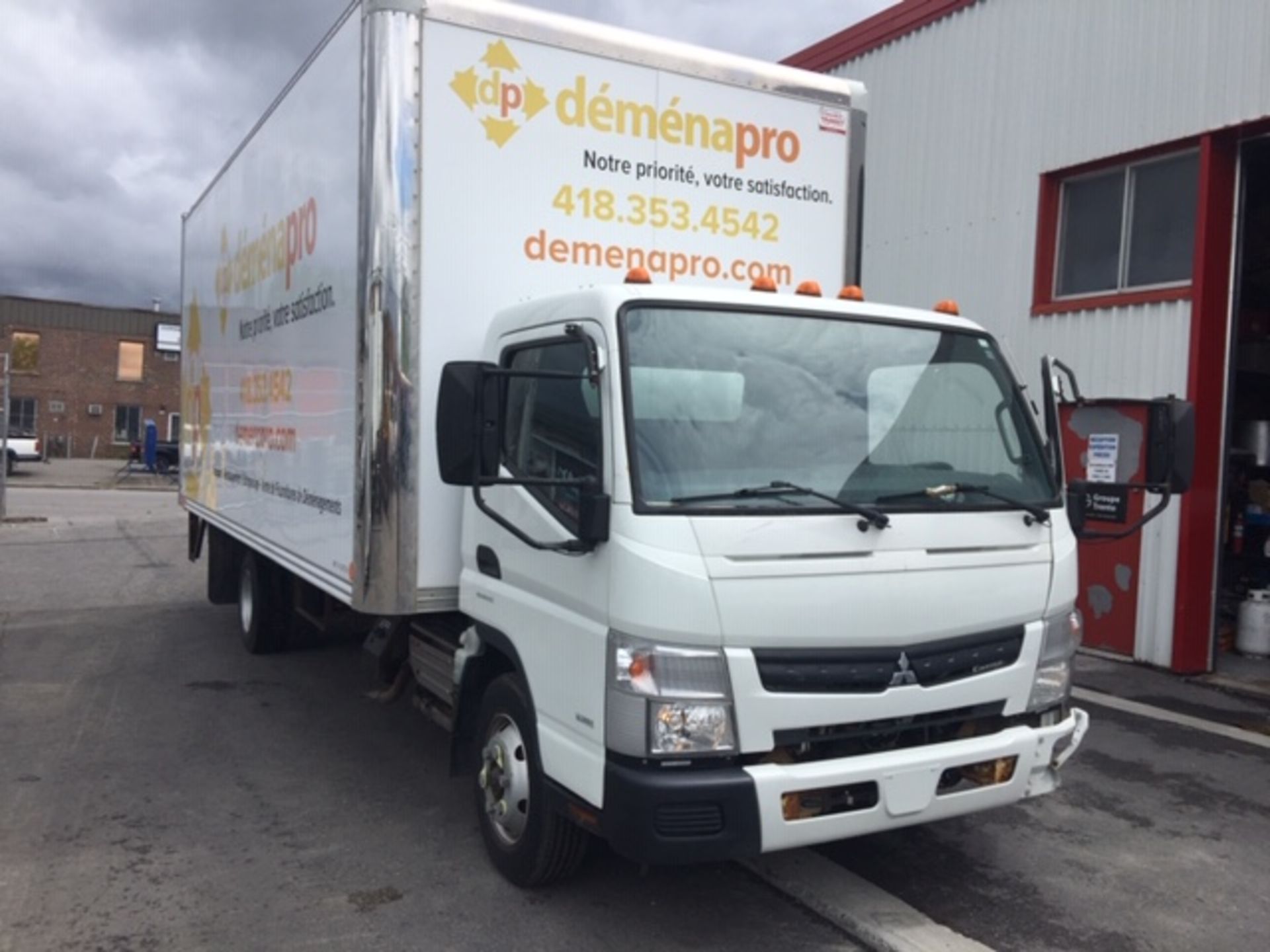 MITSUBISHI Truck, 2014, mod: FUSO, 20' c/w Tailgate, Diesel, (see photos for details)