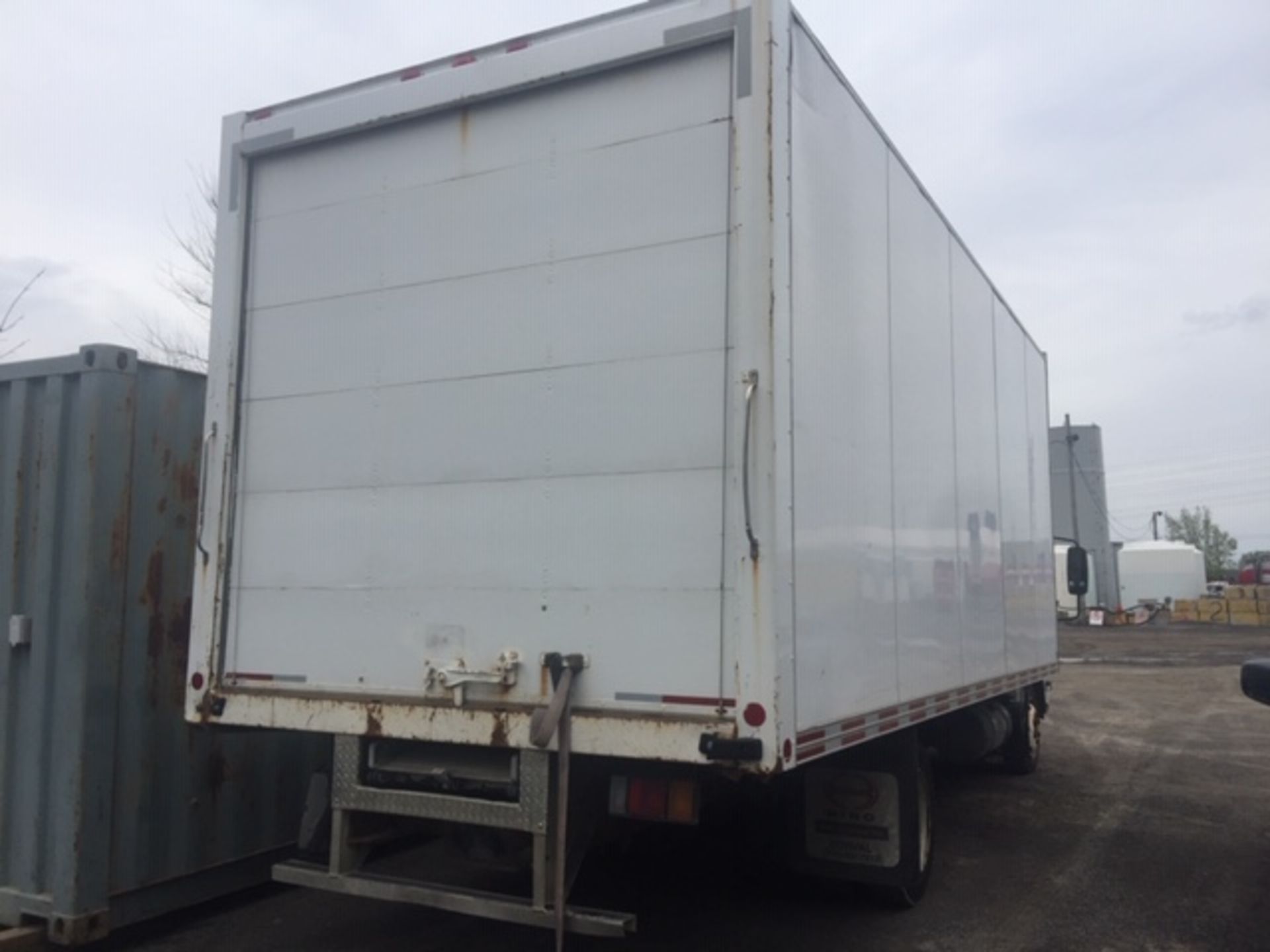 ISUZU Truck, 2010, 20' , approx: 239,000 km. - Image 3 of 12