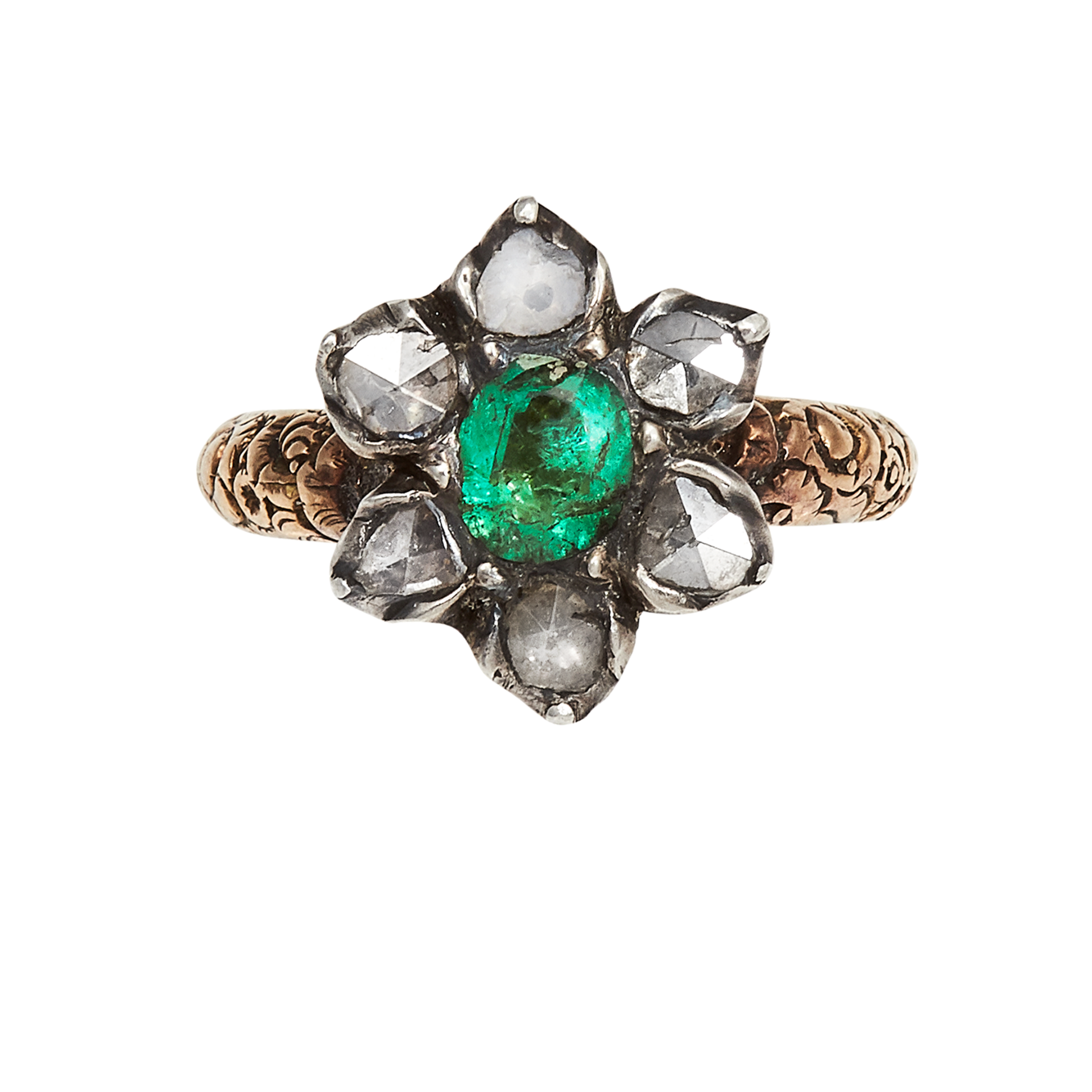 AN ANTIQUE EMERALD AND DIAMOND CLUSTER RING, EARLY 19TH CENTURY in yellow gold and silver, set