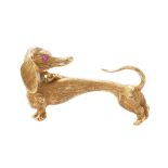 A VINTAGE RUBY DACHSHUND BROOCH in 18ct yellow gold, designed as a dachshund / sausage dog, with