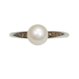 AN ANTIQUE PEARL AND DIAMOND DRESS RING in white gold or platinum, set with a pearl of 6.9mm between