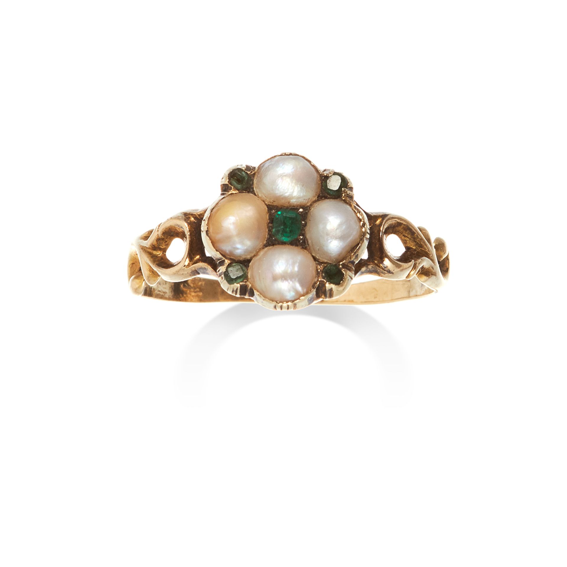 AN ANTIQUE EMERALD AND PEARL RING, EARLY 19TH CENTURY in high carat yellow gold, set with a