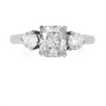 A THREE STONE DIAMOND RING in 18ct white gold, set with a radiant cut diamond of approximately 2.0