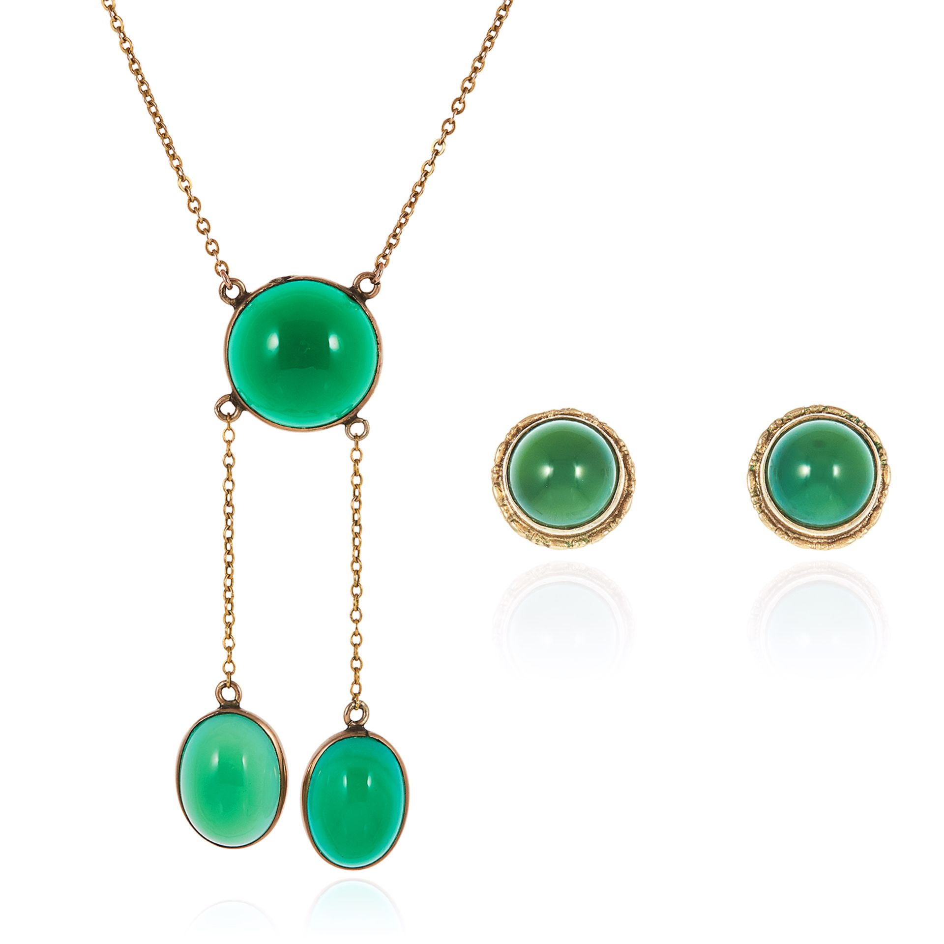 A CHRYSOPRASE LAVALIER NECKLACE AND STUD EARRINGS SUITE in yellow gold, each piece set with