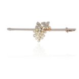 AN ANTIQUE PEARL BROOCH in 15ct yellow gold and platinum, the plain bar set with a bunch of grapes