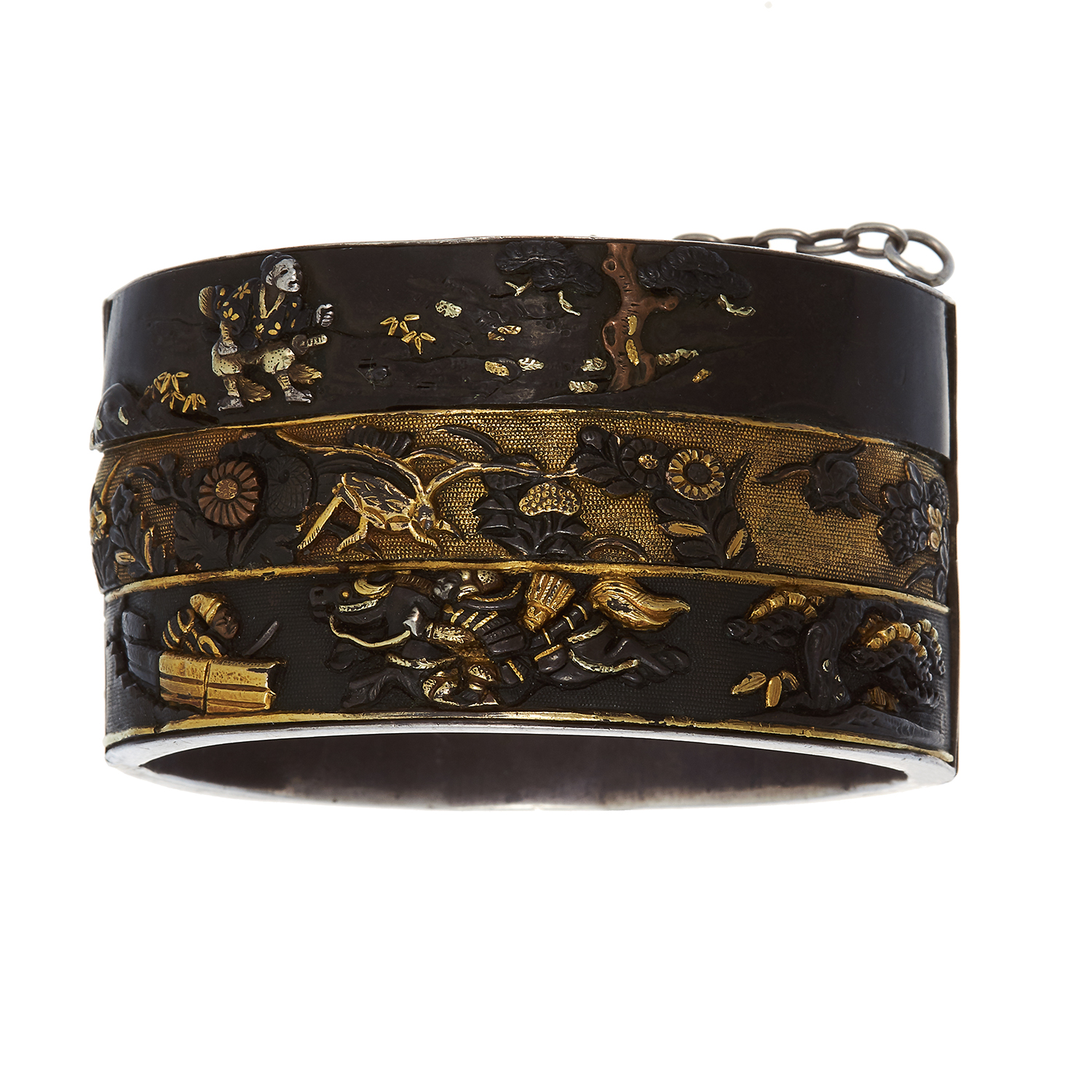 AN ANTIQUE JAPANESE SHAKUDO BANGLE in gold and silver, featuring high relief decoration depicting