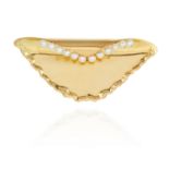 A VINTAGE PEARL BROOCH, CHARLES FRANCIS HALL 1988 in 18ct yellow gold, the abstract overturned