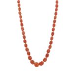 AN ANTIQUE CHINESE CARVED CORAL BEAD NECKLACE in yellow gold, comprising a single row of forty-