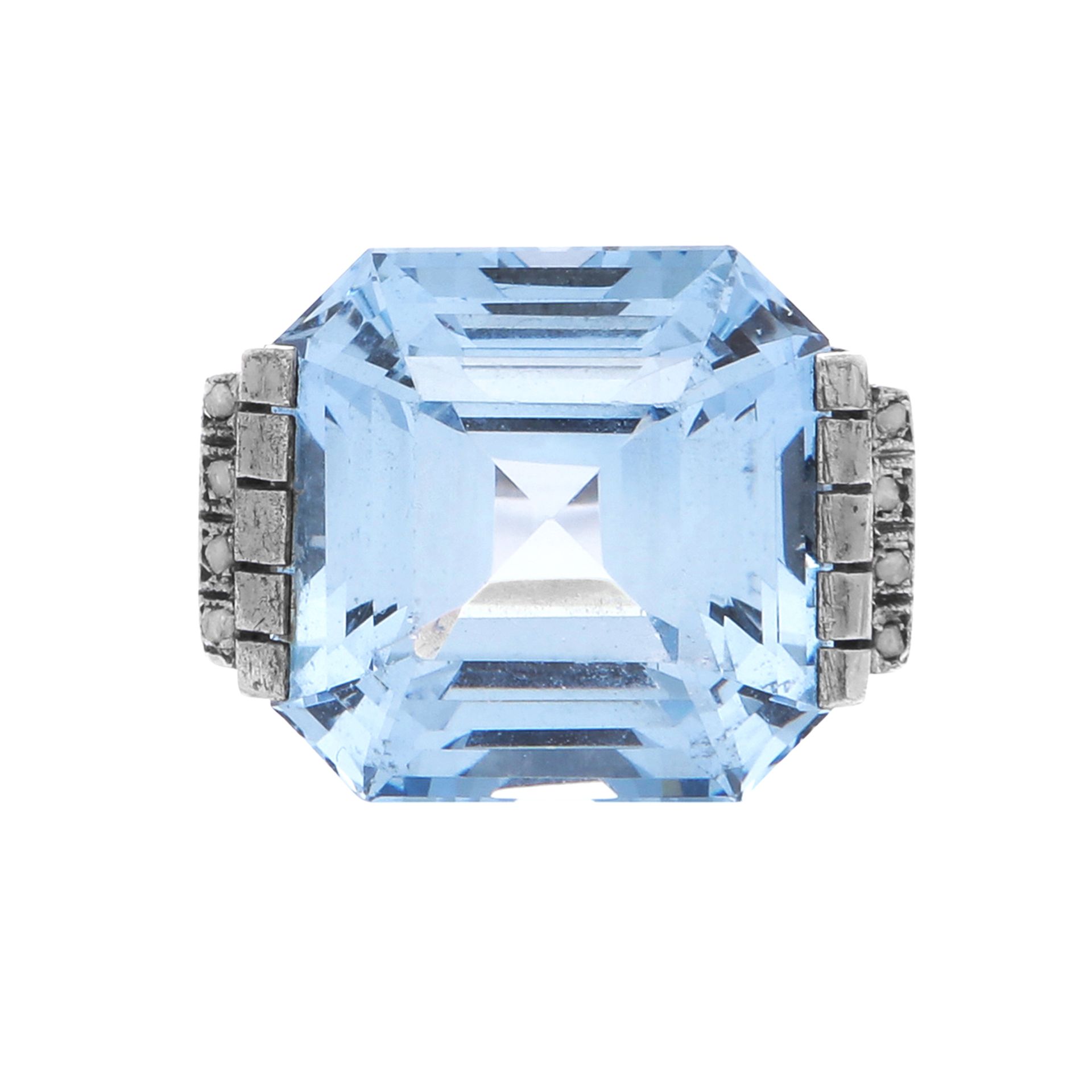 AN ANTIQUE ART DECO AQUAMARINE / SPINEL AND DIAMOND DRESS RING set with a central step cut blue