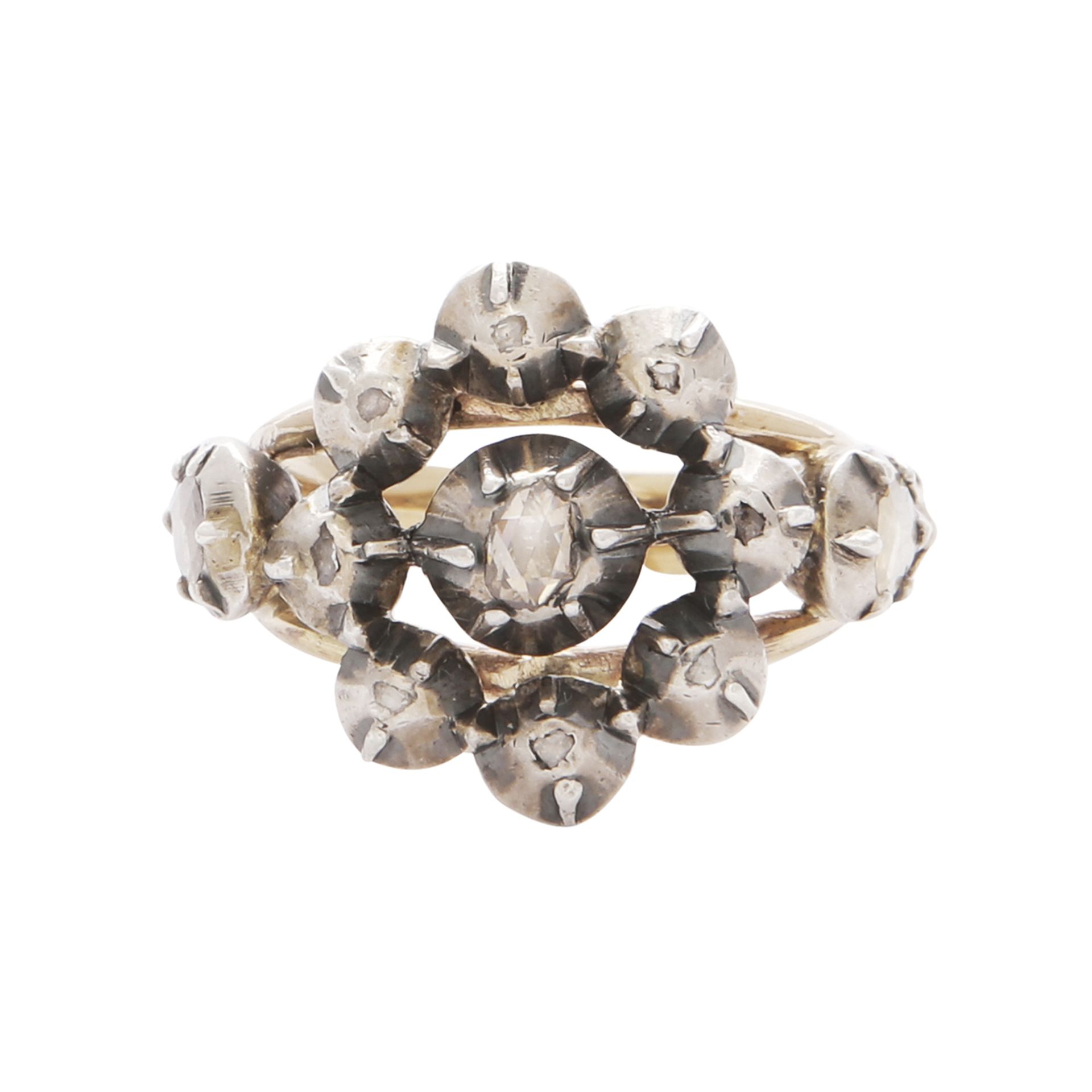 A DIAMOND CLUSTER RING, EARLY 19TH CENTURY in yellow gold and silver, set with a central rose cut