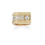 AN ART DECO DIAMOND RING, CIRCA 1940 in high carat yellow gold, the stylised mount set with a