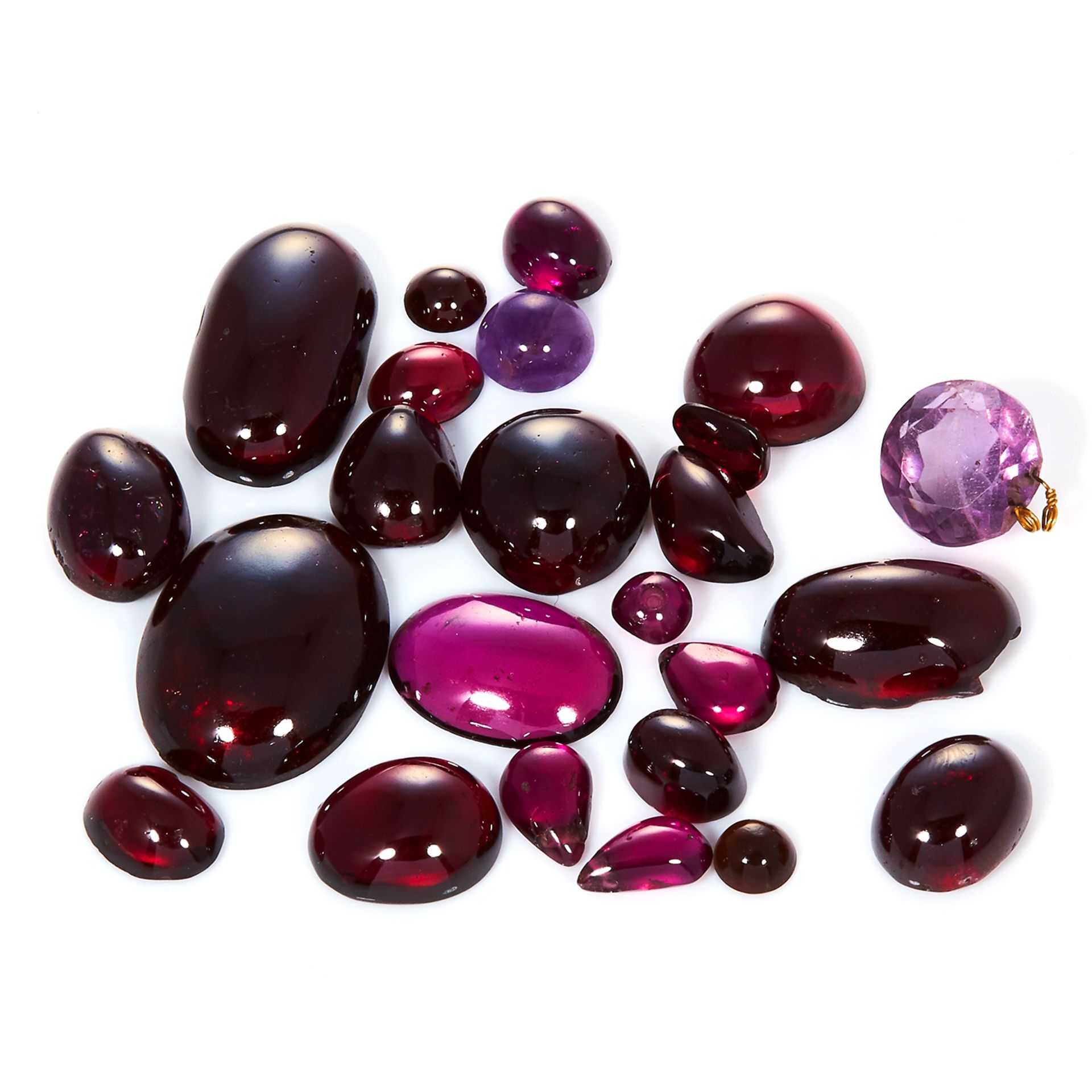 A 132.0 CARAT PARCEL OF AMETHYST AND GARNET including variously sized cabochons and faceted gems.