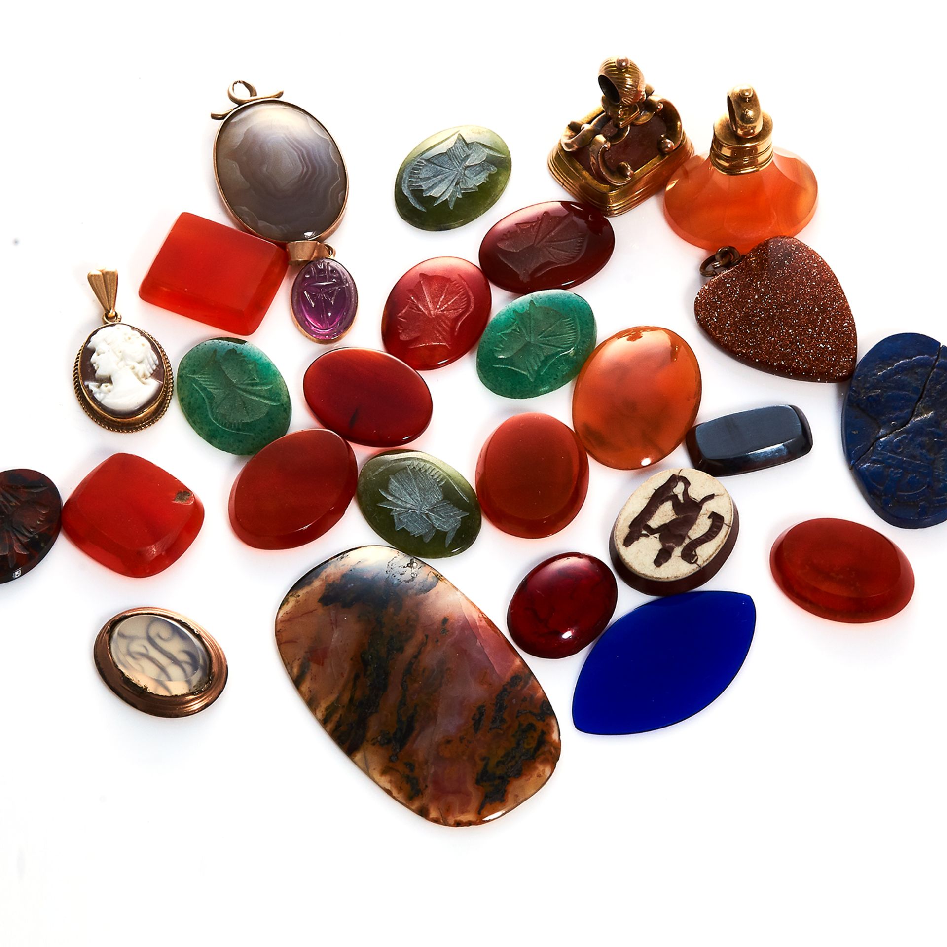 A 387.0 CARAT PARCEL OF VARIOUS CARVED INTAGLIO SEALS, FOB SEALS, ETC to include carnelian,