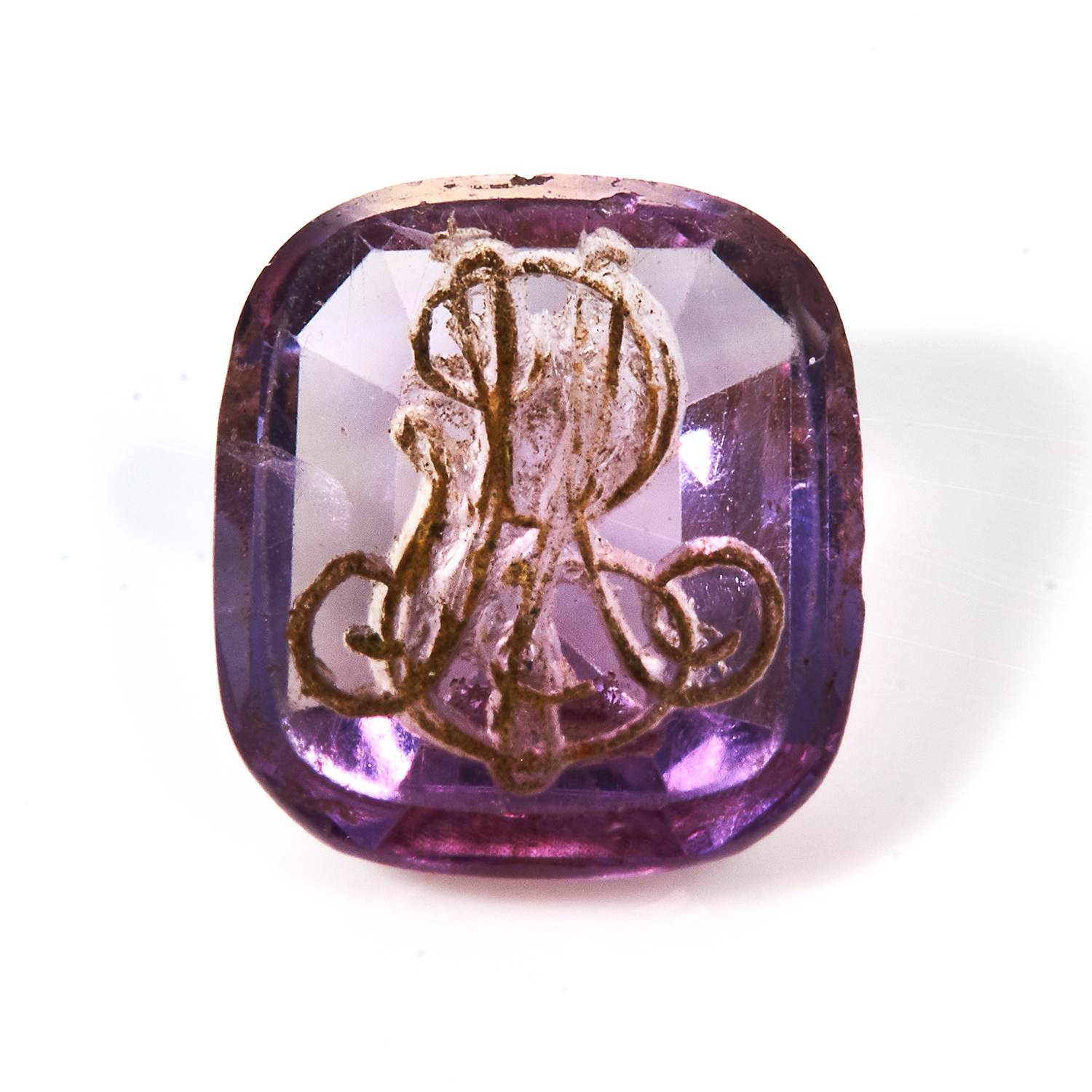 AN ANTIQUE CARVED AMETHYST INTAGLIO