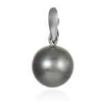 A GREY PEARL PENDANT in 18ct white gold, suspending a pearl of 13.0mm, stamped 750, 2.5cm, 4.0g.