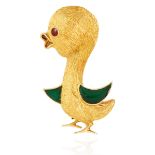 A NOVELTY ENAMEL BIRD PIN / BROOCH in yellow gold, the body is formed of textured gold with green