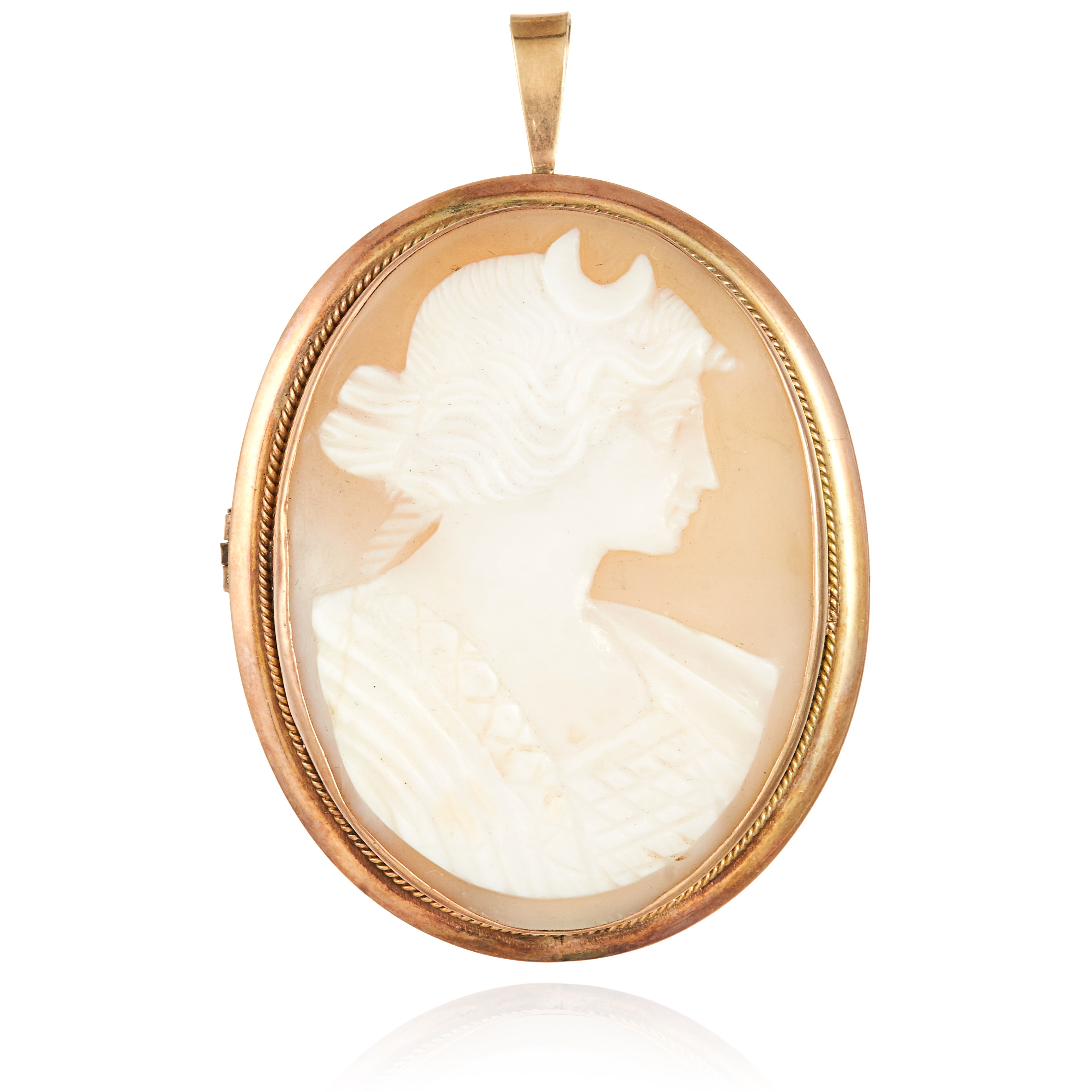 AN ANTIQUE CARVED CAMEO PENDANT / BROOCH in yellow gold, the oval cameo carved to depict the profile