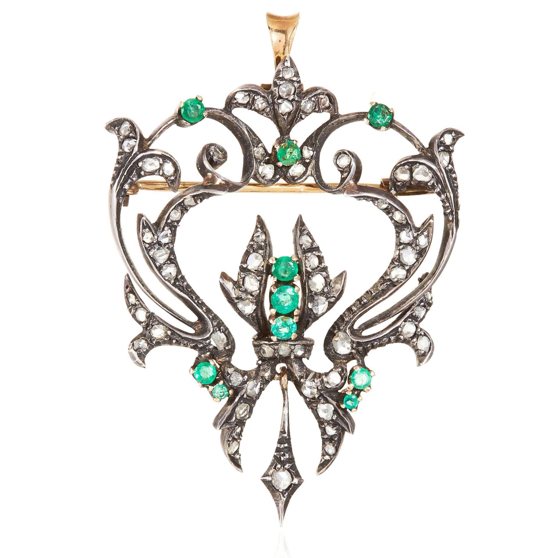 AN ANTIQUE EMERALD AND DIAMOND BROOCH in yellow gold and silver, the openwork scrolling design