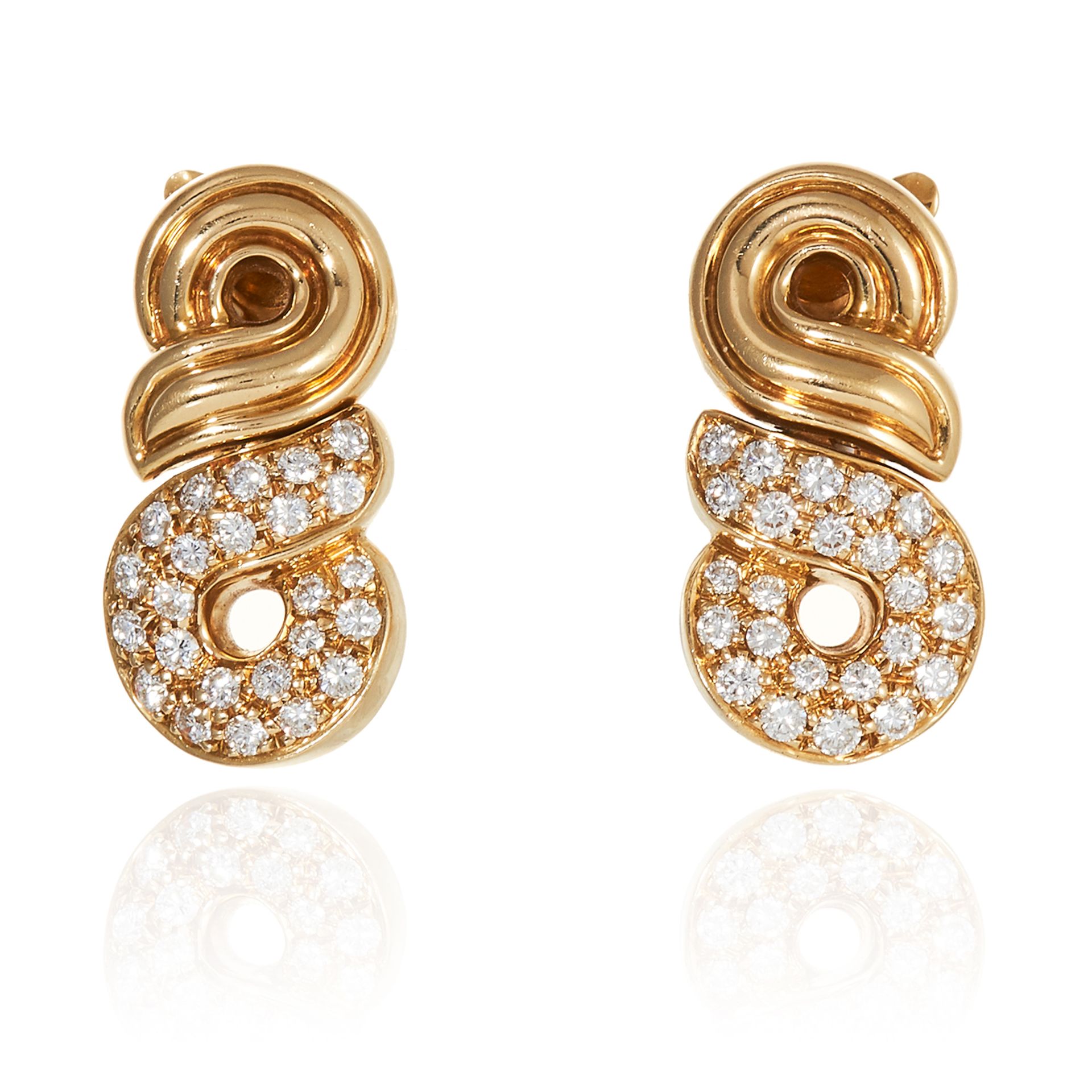 A VINTAGE DIAMOND EARRING AND NECKLACE SUITE, BOUCHERON in 18ct yellow gold, comprising of fancy - Bild 2 aus 2