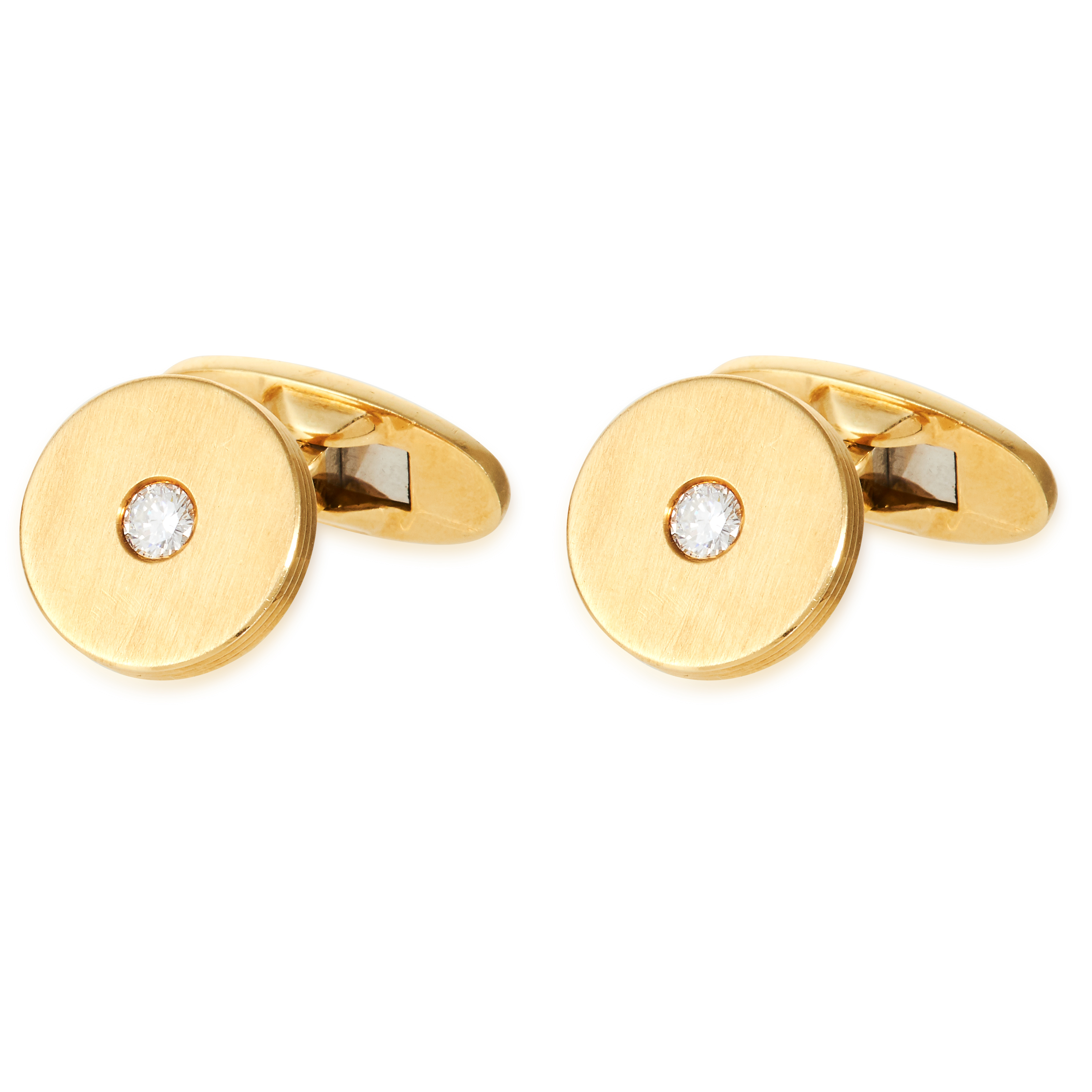 A PAIR OF DIAMOND CUFFLINKS in 18ct yellow gold, the circular face jewelled with a round cut diamond