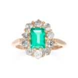 AN ANTIQUE COLOMBIAN EMERALD AND DIAMOND RING in yellow gold set with a step cut emerald of 0.89