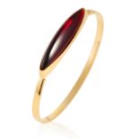 A RED CRYSTAL BANGLE, LALIQUE in yellow gold, jewelled with a large cabochon red crystal, signed
