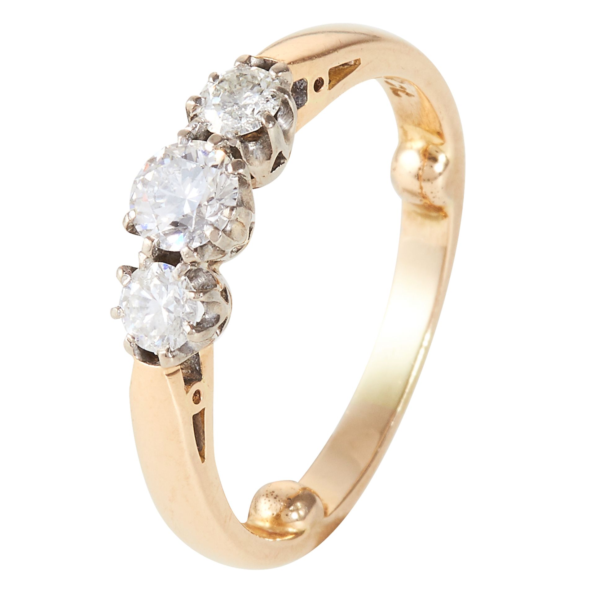 A DIAMOND THREE STONE RING in 18ct yellow gold, set with three diamonds totalling approximately 0.76 - Bild 2 aus 2