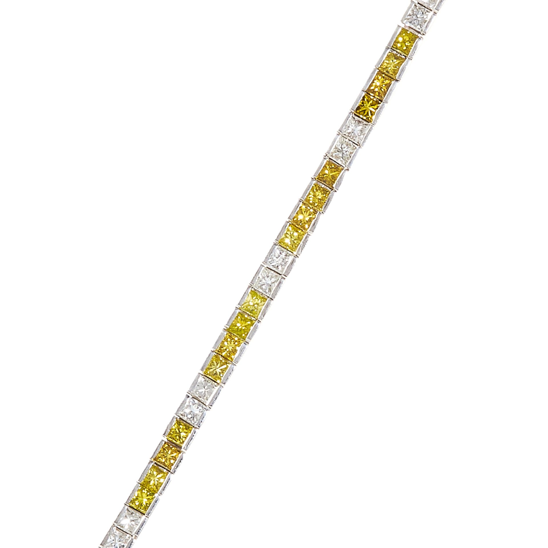 A 6.40 CARAT YELLOW AND WHITE DIAMOND LINE BRACELET in 18ct white gold, designed as alternating - Bild 2 aus 2