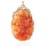 A CHINESE CARVED CARNELIAN PENDANT in yellow gold, the foliate carved and polished carnelian