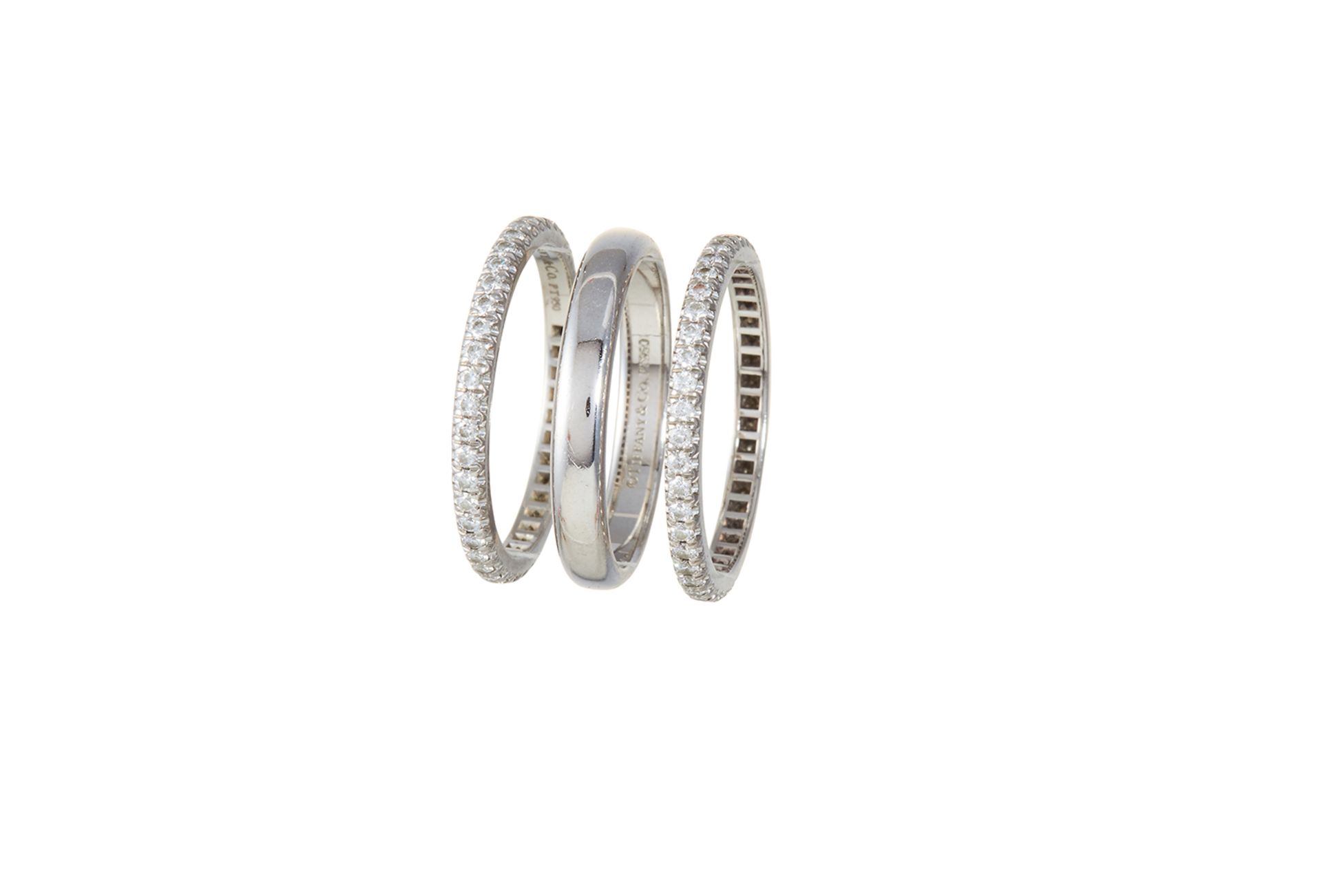 A TRIO OF DIAMOND ETERNITY RINGS, TIFFANY & CO in platinum, the central classic wedding band between - Bild 2 aus 2