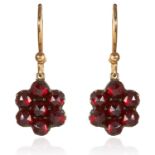 A PAIR OF GARNET EARRINGS in yellow gold, designed as a flower, unmarked, 2.5 cm, 1.8g.