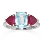 AN AQUAMARINE AND RUBY RING in white gold, the central cushion cut aquamarine, flanked by two