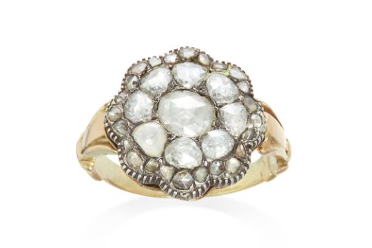 AN ANTIQUE DIAMOND CLUSTER RING, 19TH CENTURY in yellow gold and silver, formed of concentric rows