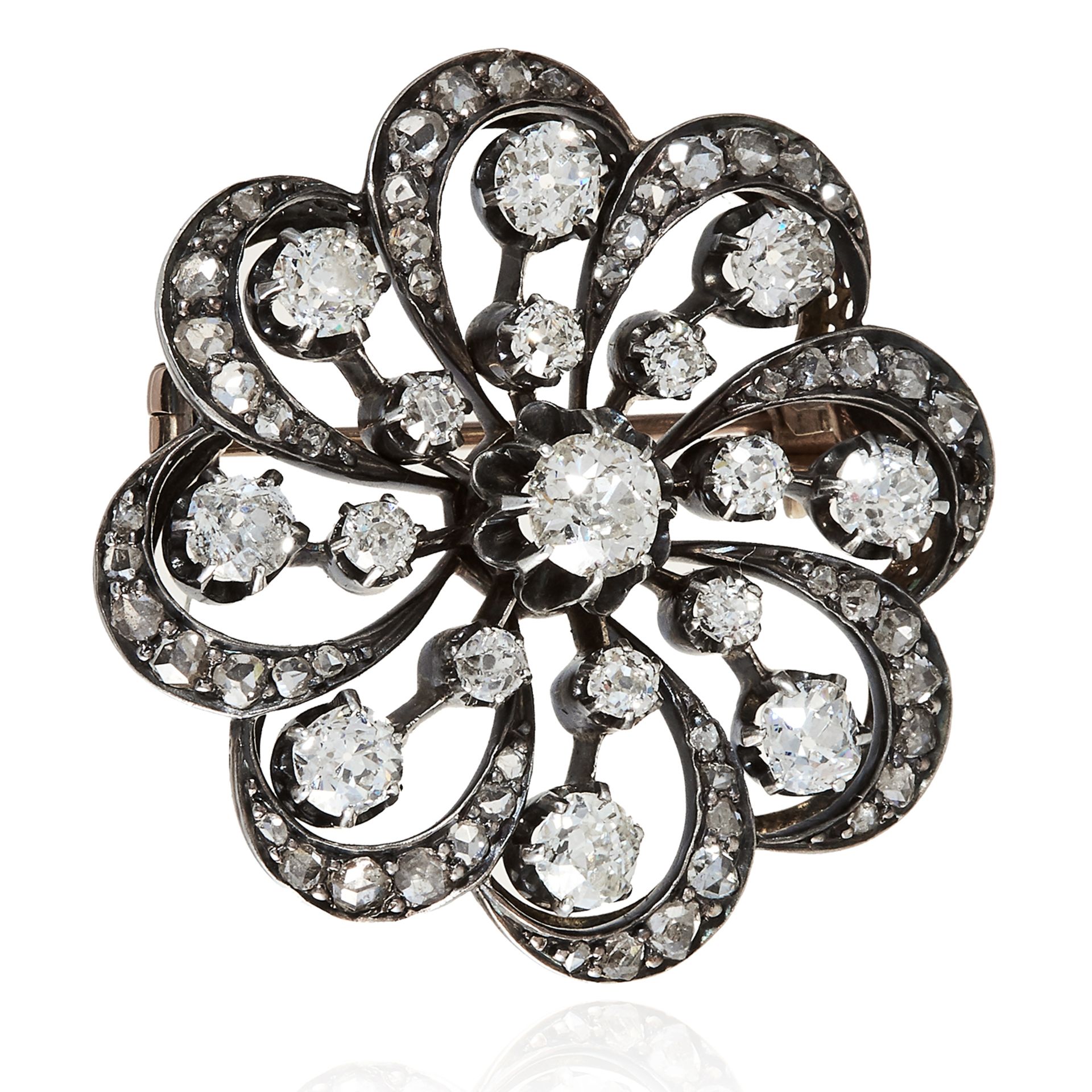 AN ANTIQUE DIAMOND CLUSTER BROOCH in yellow gold, the scrolling foliate design jewelled with old cut