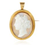 AN ANTIQUE CARVED AGATE CAMEO PENDANT / BROOCH in high carat yellow gold, the oval carved cameo