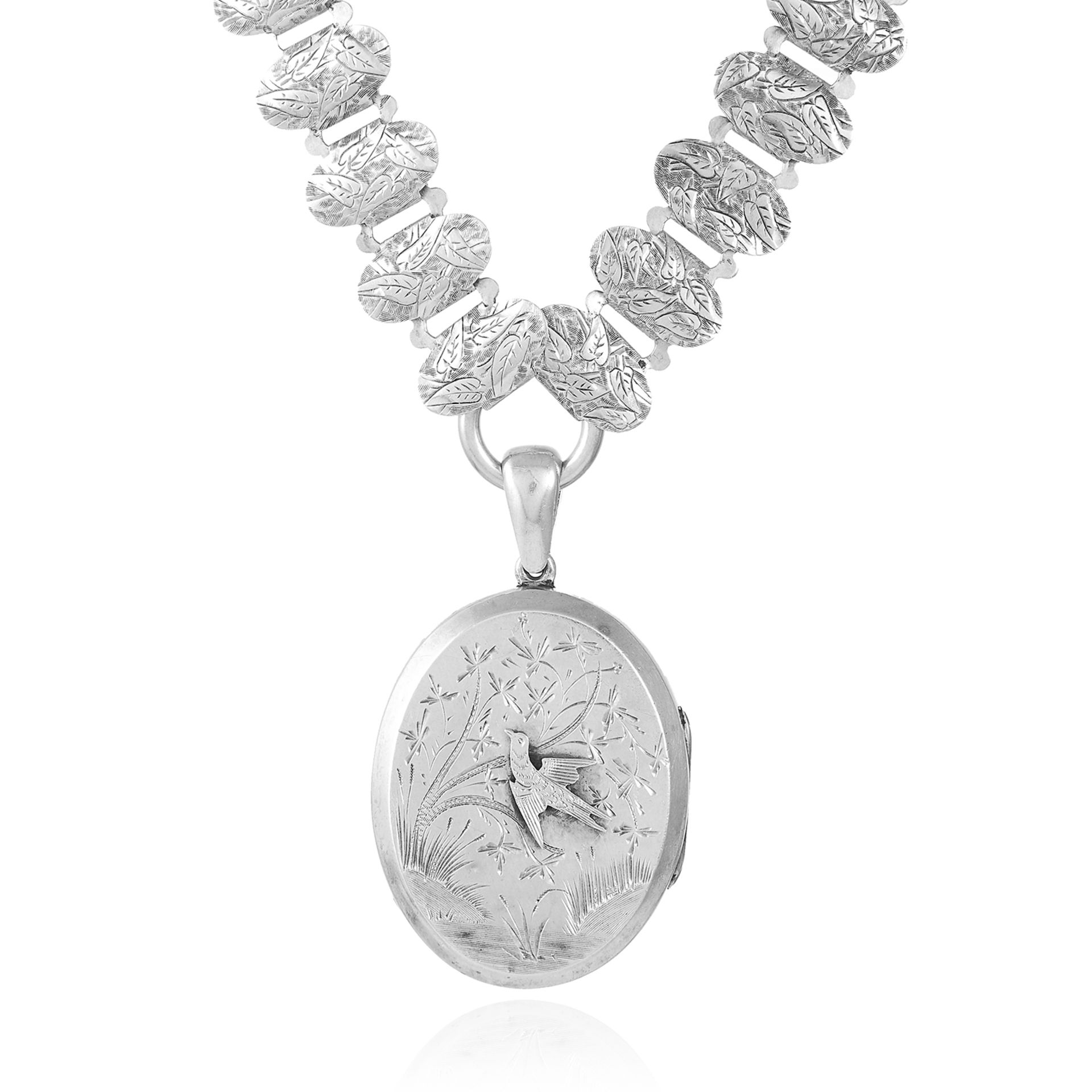 AN ANTIQUE LOCKET NECKLACE in silver, formed off an oval link chain with an engraved Japanese