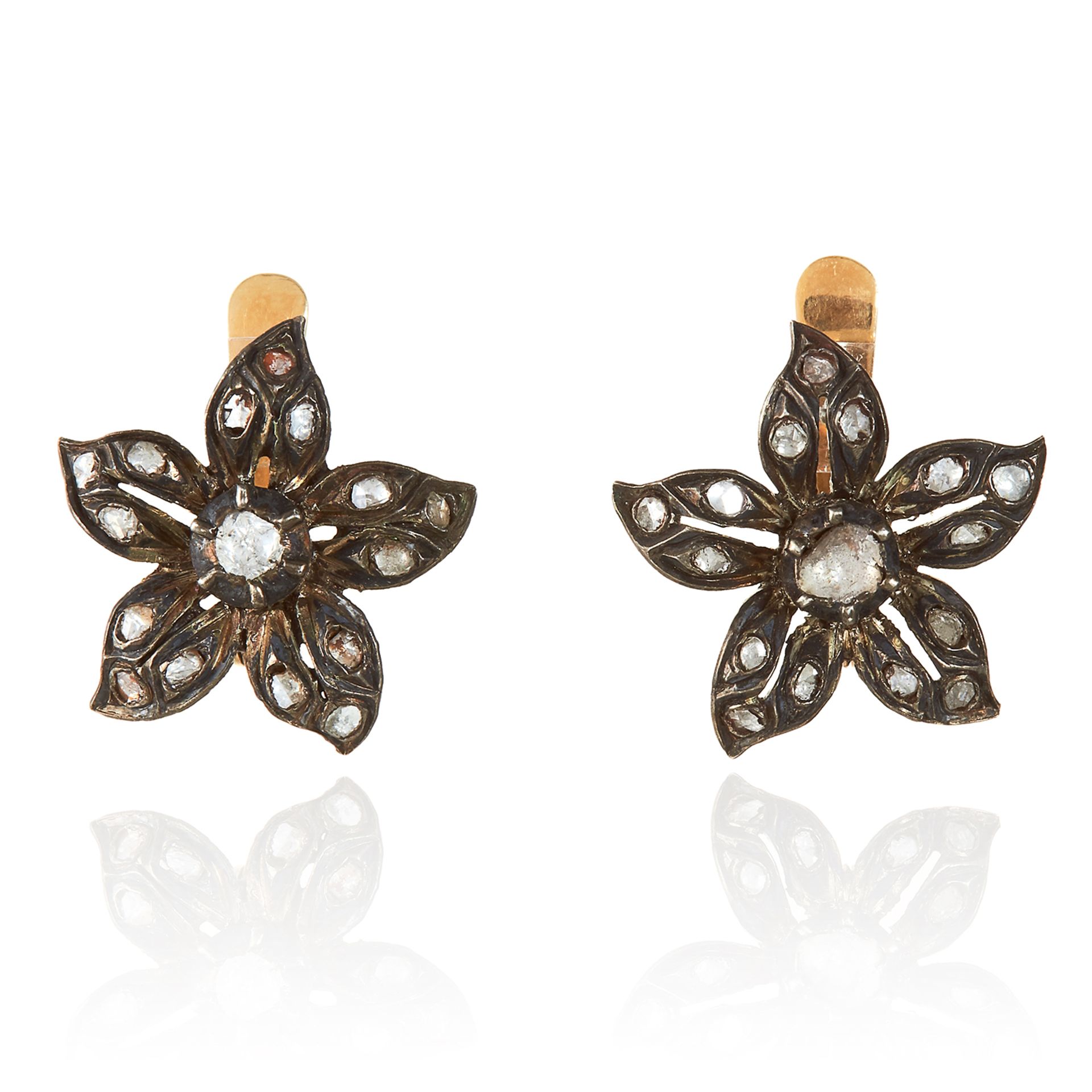 A PAIR OF ANTIQUE DIAMOND FLOWER EARRINGS in yellow gold and silver, unmarked, 1.9cm, 6.05g.
