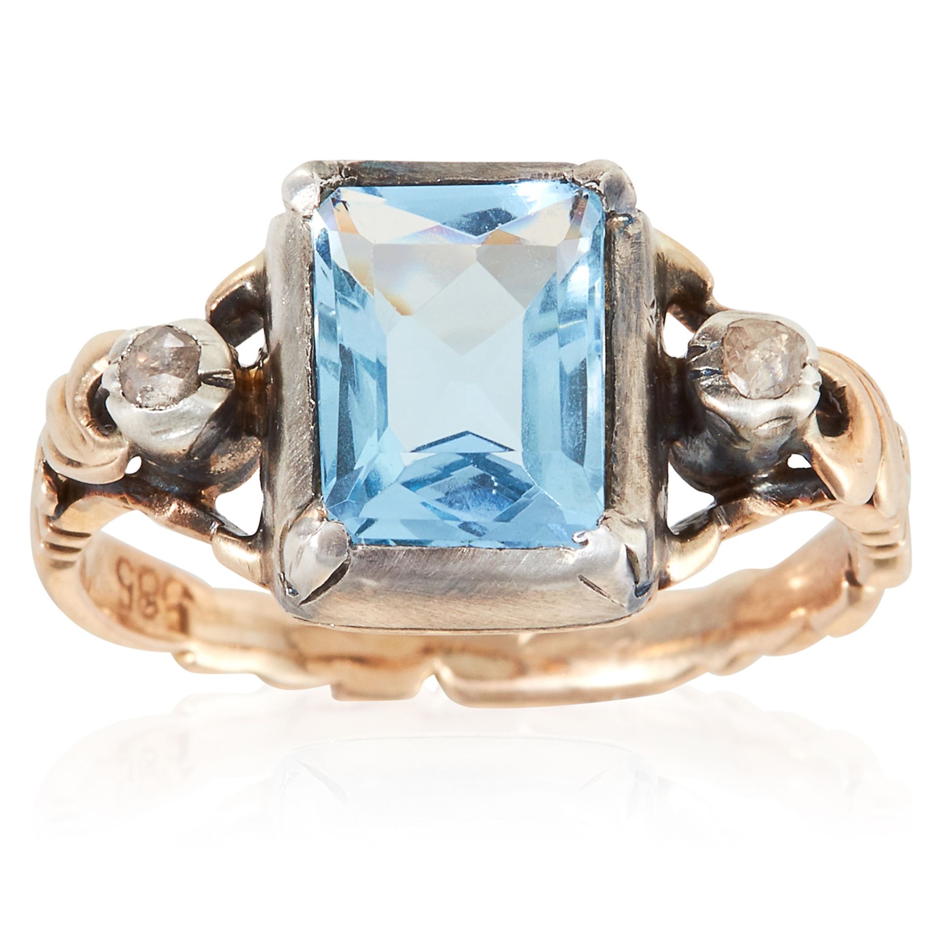 AN ANTIQUE AQUAMARINE AND DIAMOND RING, EARLY 19TH CENTURY in yellow gold and silver, the step cut