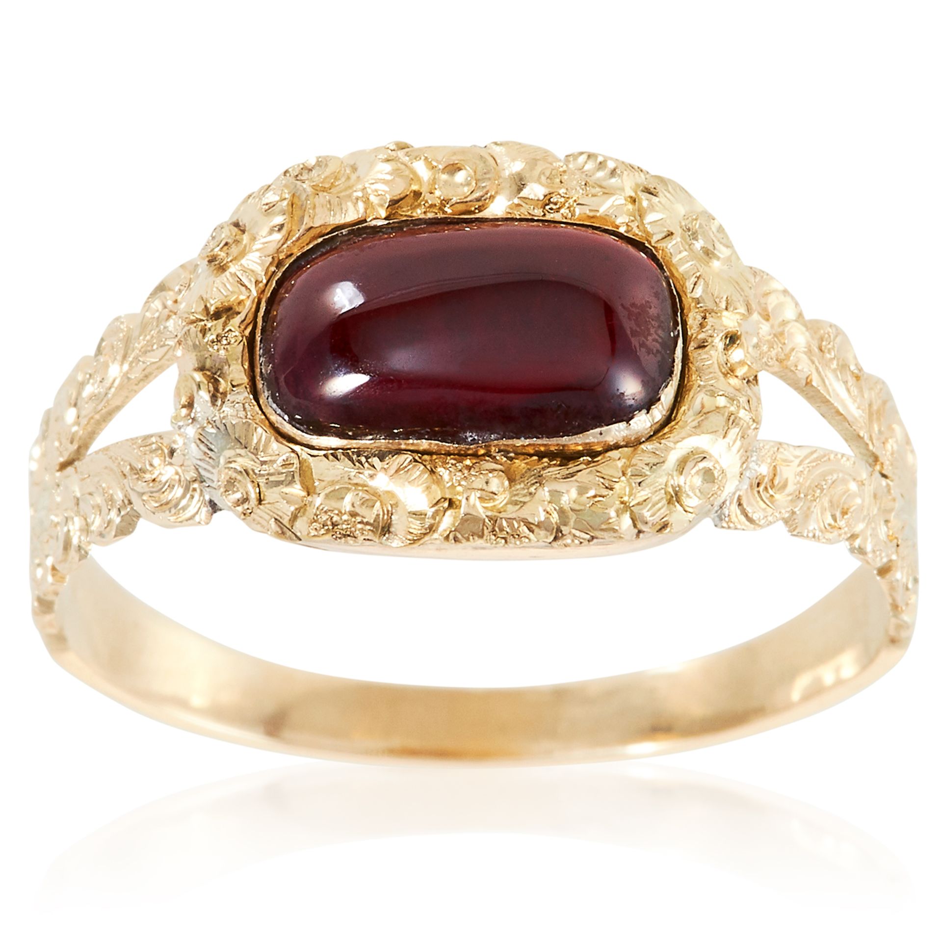 AN ANTIQUE GEORGIAN GARNET RING, EARLY 19TH CENTURY in high carat yellow gold, the oval cabochon