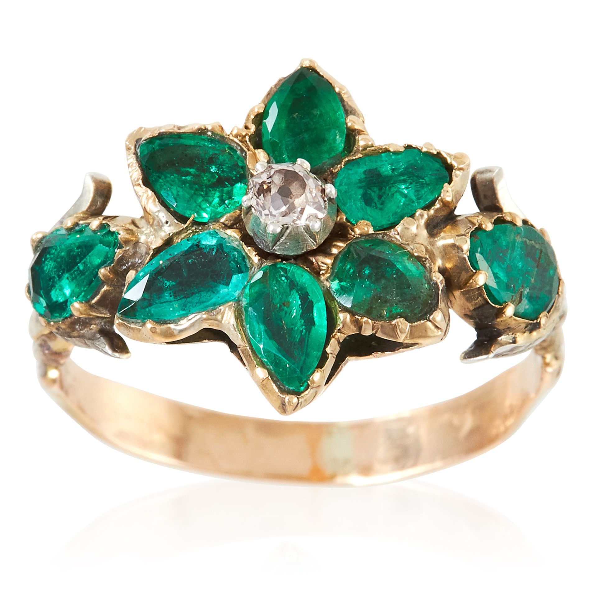 AN ANTIQUE EMERALD AND DIAMOND RING, 19TH CENTURY in high carat yellow gold, the floral motif