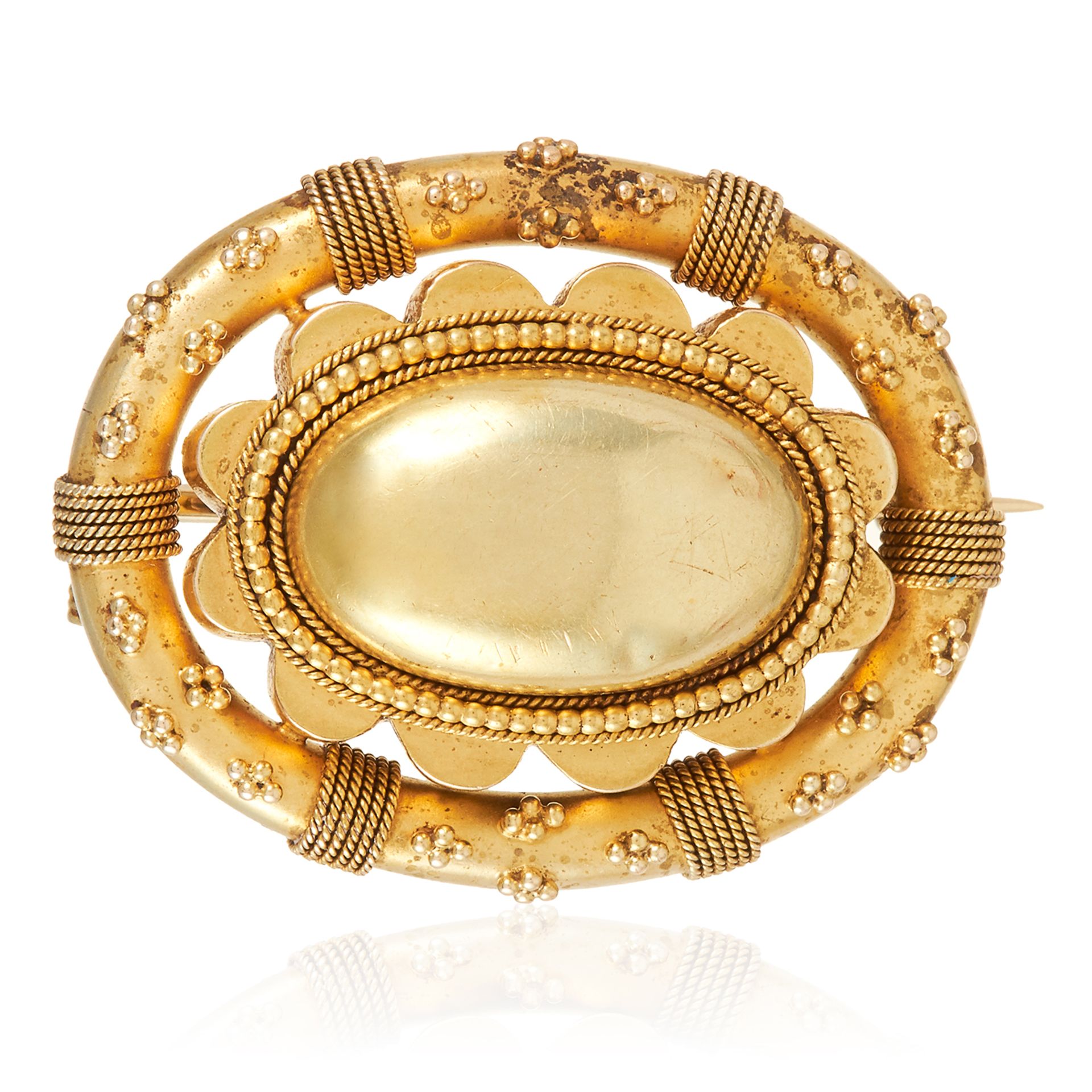 AN ANTIQUE GOLD MOURNING BROOCH in yellow gold, in decorated oval form, with glass locket back,