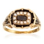 AN ANTIQUE HAIRWORK, PEARL AND ENAMEL MOURNING RING, CIRCA 1840 in high carat yellow gold, set
