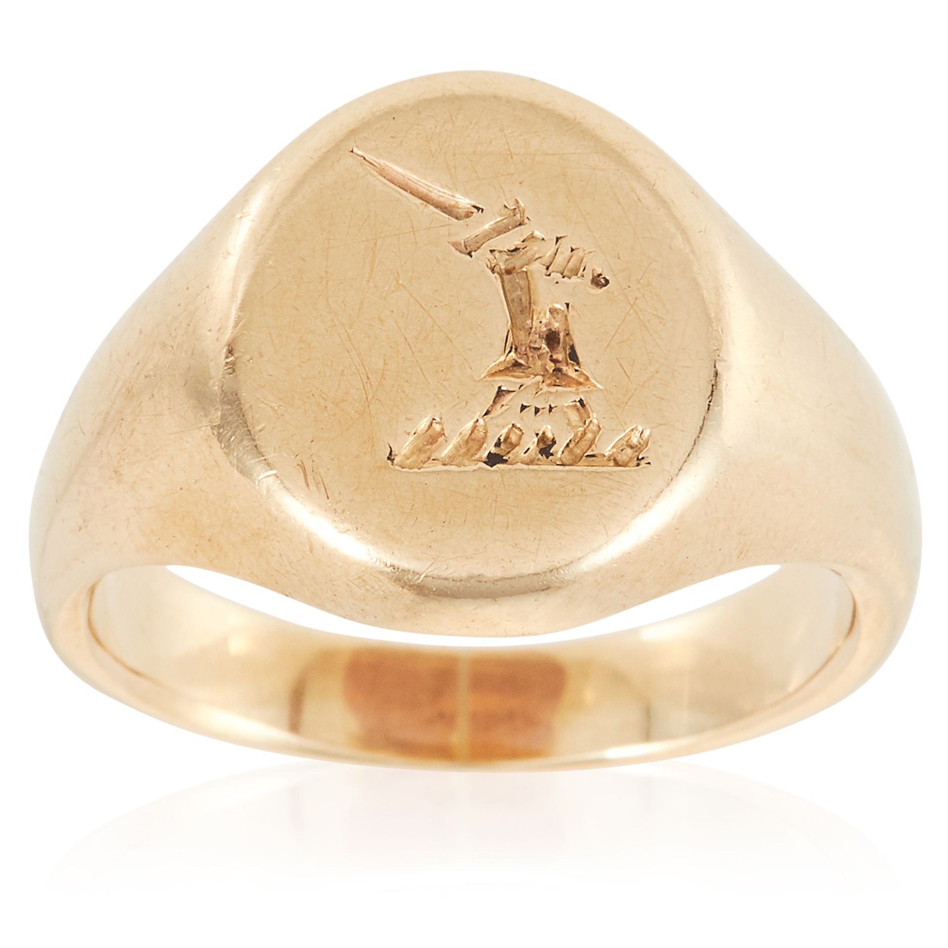 AN ANTIQUE INTAGLIO SIGNET RING in yellow gold, the oval face with engraved heraldic crest, size L /