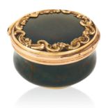 AN ANTIQUE AGATE SNUFF BOX, FROM 'THE DUKE OF CAMBRIDGE SALE' in high carat yellow gold, carved from