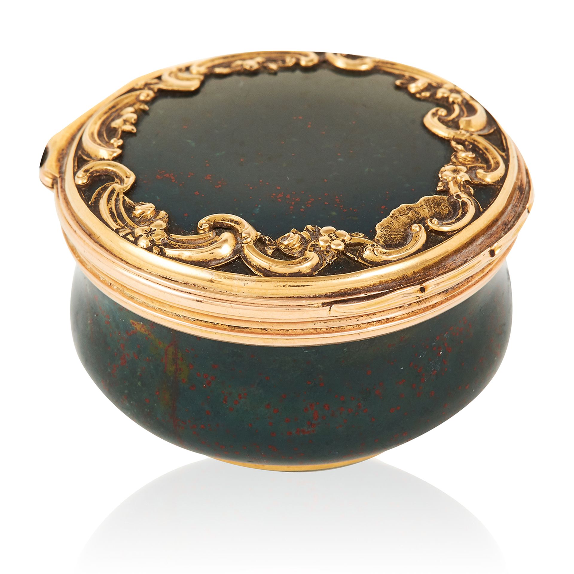 AN ANTIQUE AGATE SNUFF BOX, FROM 'THE DUKE OF CAMBRIDGE SALE' in high carat yellow gold, carved from