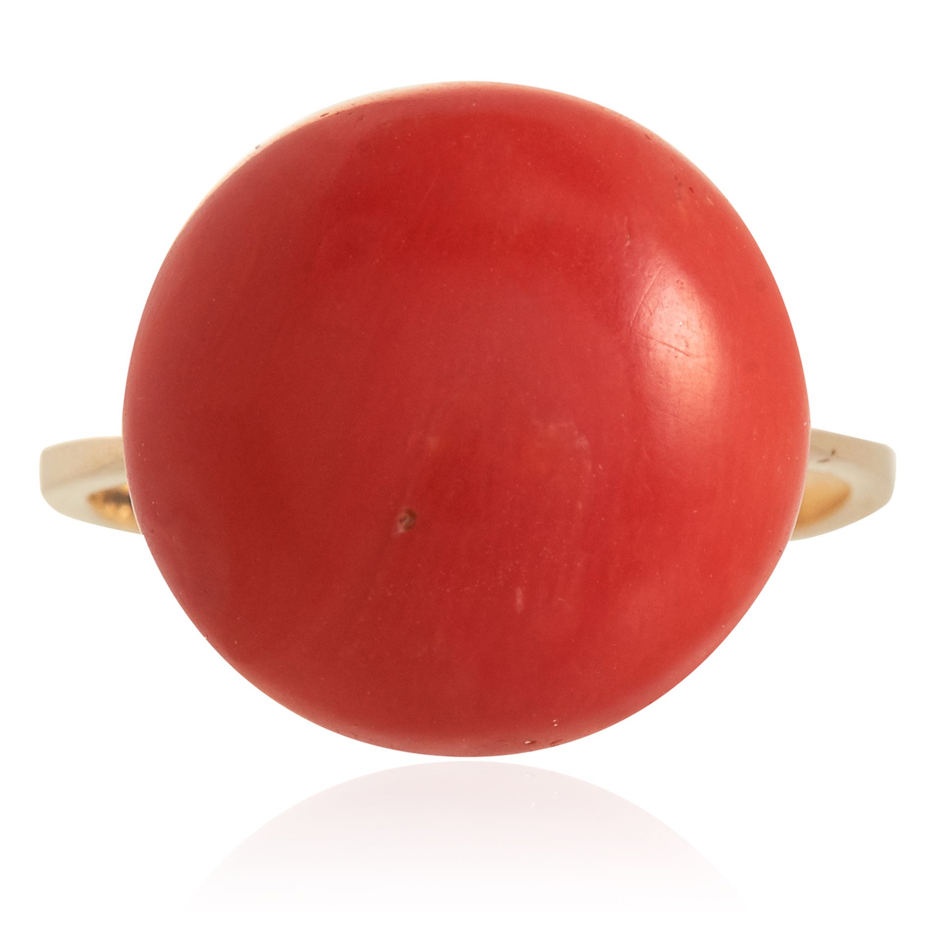 AN ANTIQUE CORAL RING in yellow gold, set with a polished coral of 14mm, marked indistinctly, size K