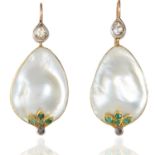 A PEARL, EMERALD AND DIAMOND PENDANT AND EARRINGS SUITE in high carat yellow gold, each piece