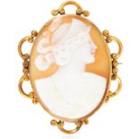AN ANTIQUE CAMEO BROOCH in yellow gold, depicting a Roman lady, unmarked, 5.7cm, 11.10g.